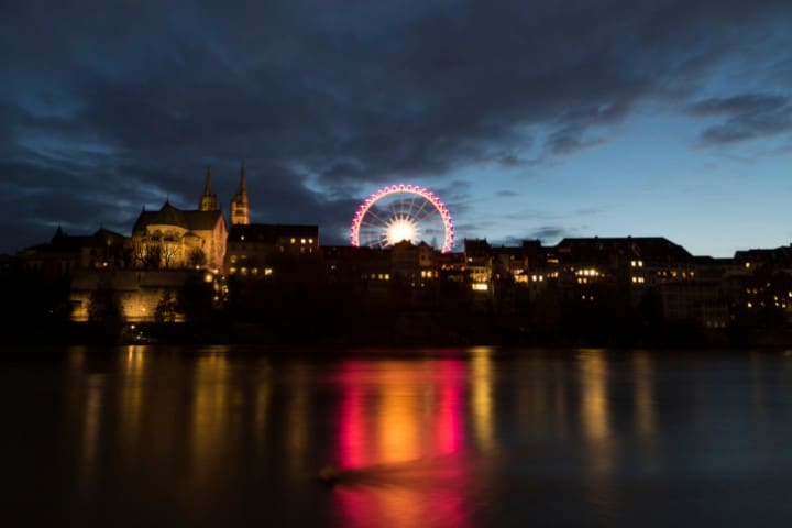 Beim Weihnachtsmarkt auf dem Münsterplatz in Basel gibt es Änisbrötli, s'Brunsli & Grittimaa zu essen.