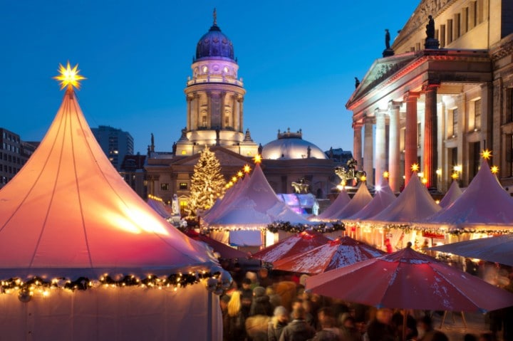 Der Besuch des Weihnachtsmarktes auf dem Gendarmenmarkt kostet zwar einen Euro Eintritt, der Erlös kommt aber regionalen Projekten zugute.