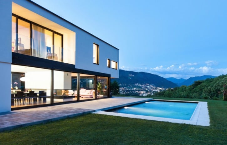Moderne Villa mit Pool und Meerblick.