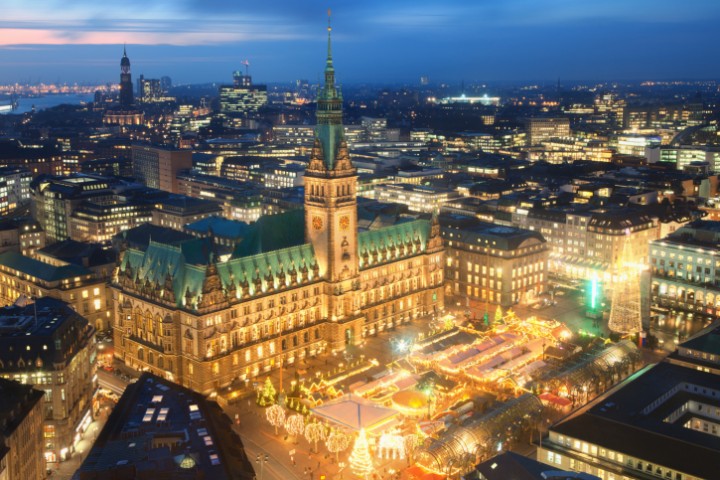 Der historische Weihnachtsmarkt auf dem Hamburger Rathausmarkt findet unter dem Motto "Kunst statt Kommerz" statt.