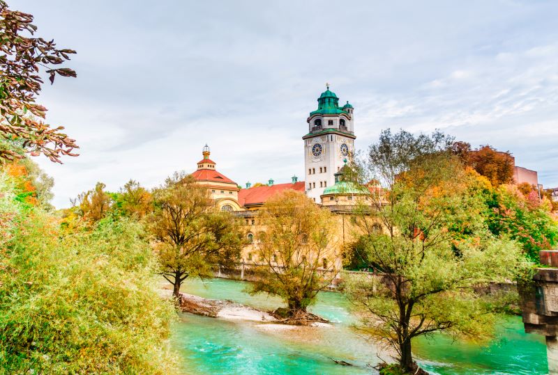 Die Isar bei Sonne als Ausflugsziel