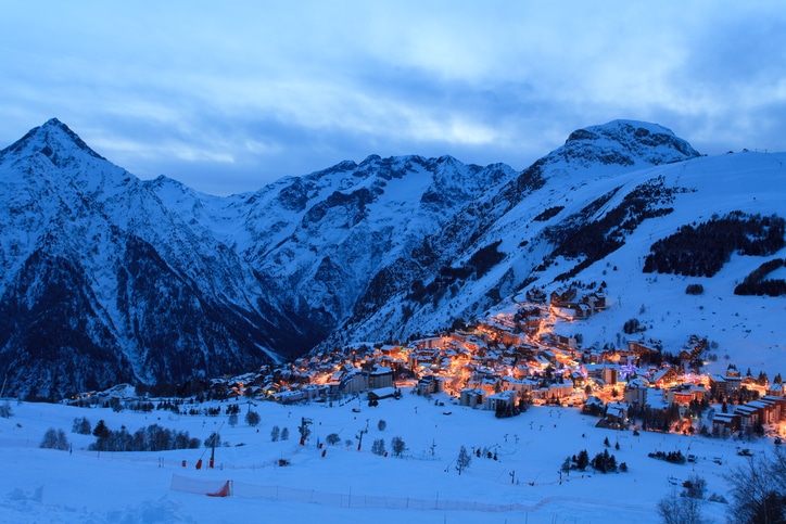 Im Wintersportort Les Deux Alpes in den französischen Alpen genießen Ferienhausurlauber urige Chalet-Atmosphäre.