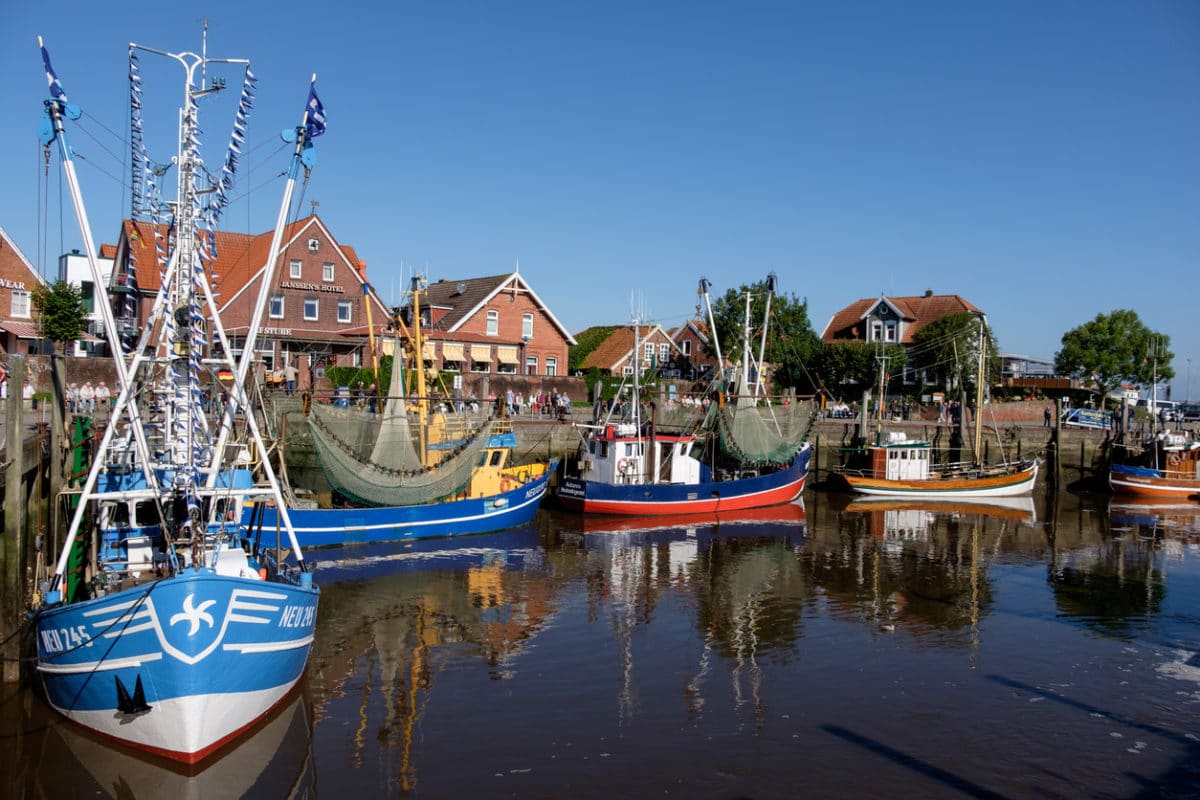 Schiffe im Hafen von Neuharlingersiel