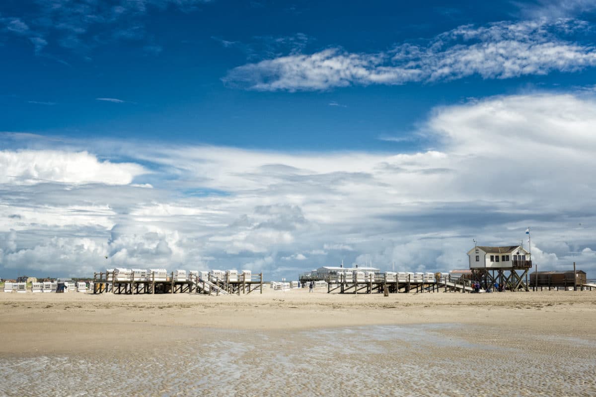 Pfahlbauten am Nordseestrand