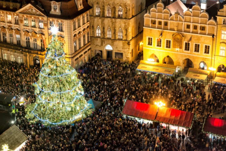 Der feierlich geschmückte Weihnachtsbaum ist in Prag zur Adventszeit ebenso selbstverständlich wie der Filmklassiker "Drei Haselnüsse für Aschenbrödel".