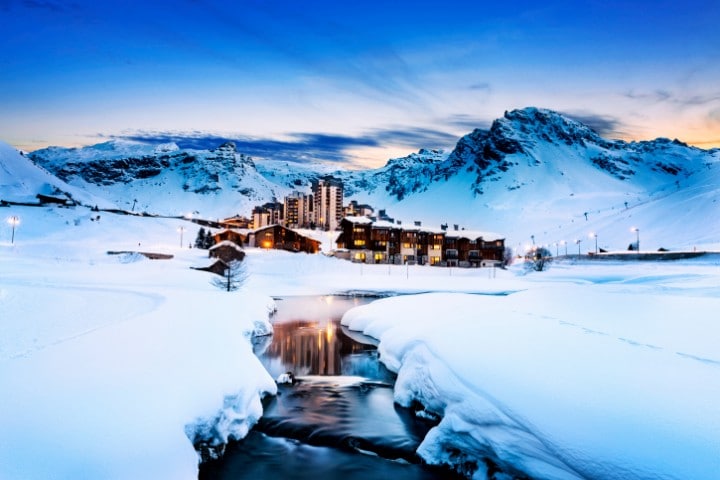 Auf knapp 2.000 Metern Höhe erwartet Tignes seine Besucher in einem malerischen Hochtal, das 1992 Austragungsort für den Freestyle-Skiing-Wettbewerb war.