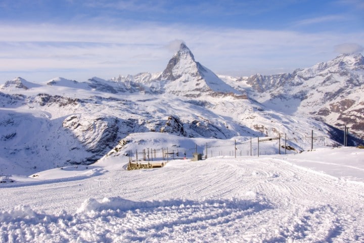 Das zu Füßen des Matterhorns gelegene Skigebiet Zermatt-Cervinia ist für seine traumhaften Ausblicke und Pisten auf bis zu 3.899 Metern berühmt.