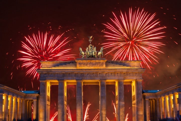 Bei der größten Silvesterparty Deutschlands am Brandenburger Tor feiern bis zu einer Million Besucher auf der zwei Kilometer langen Partymeile unter freiem Himmel.