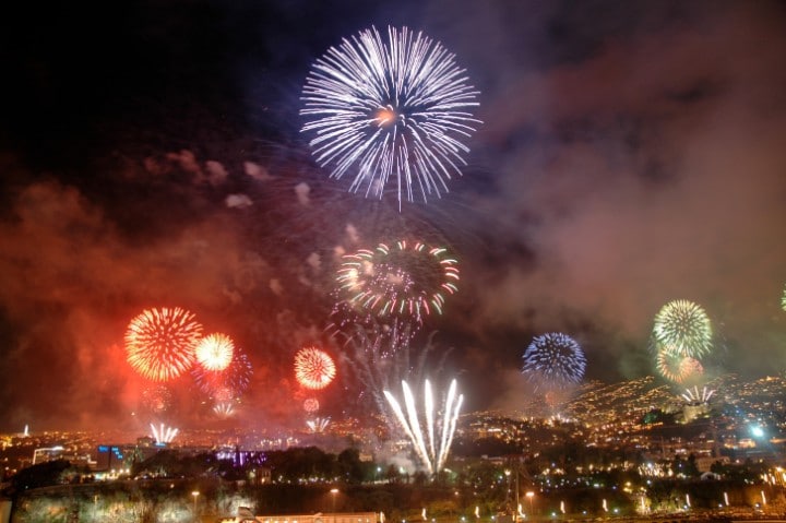 Das Silvesterfeuerwerk in der Hafenstadt Funchal auf Madeira gehört zu den aufwedigsten und spektakulärsten auf der ganzen Welt.