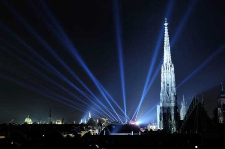 Wien empfängt seine Besucher zu Silvester mit 13 Bühnen an unterschiedlichen Standorten, auf denen ein erstklassiges Show-, Musik- und Unterhaltungsprogramm geboten wird.