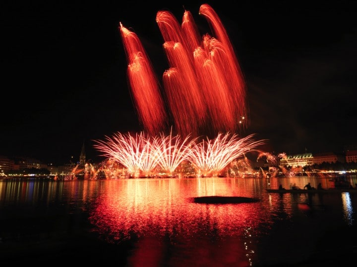 Das Hafenfeuerwerk in Hamburg wird traditionell von Signalhörnern und Schiffstuten begleitet.