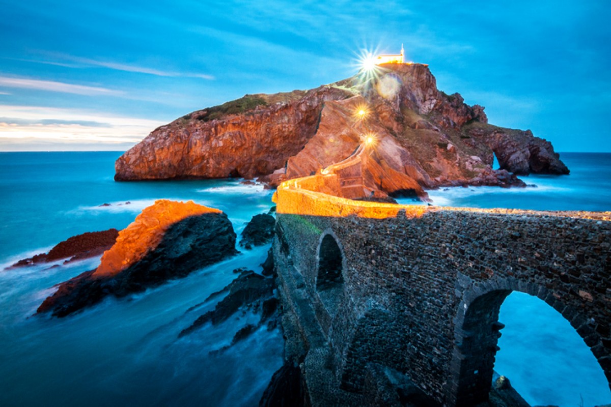 Einst Rückzugsort von Templern und Eremiten, darf die verwunschene Insel Gaztelugatxe in Staffel 7 als Kulisse herhalten.