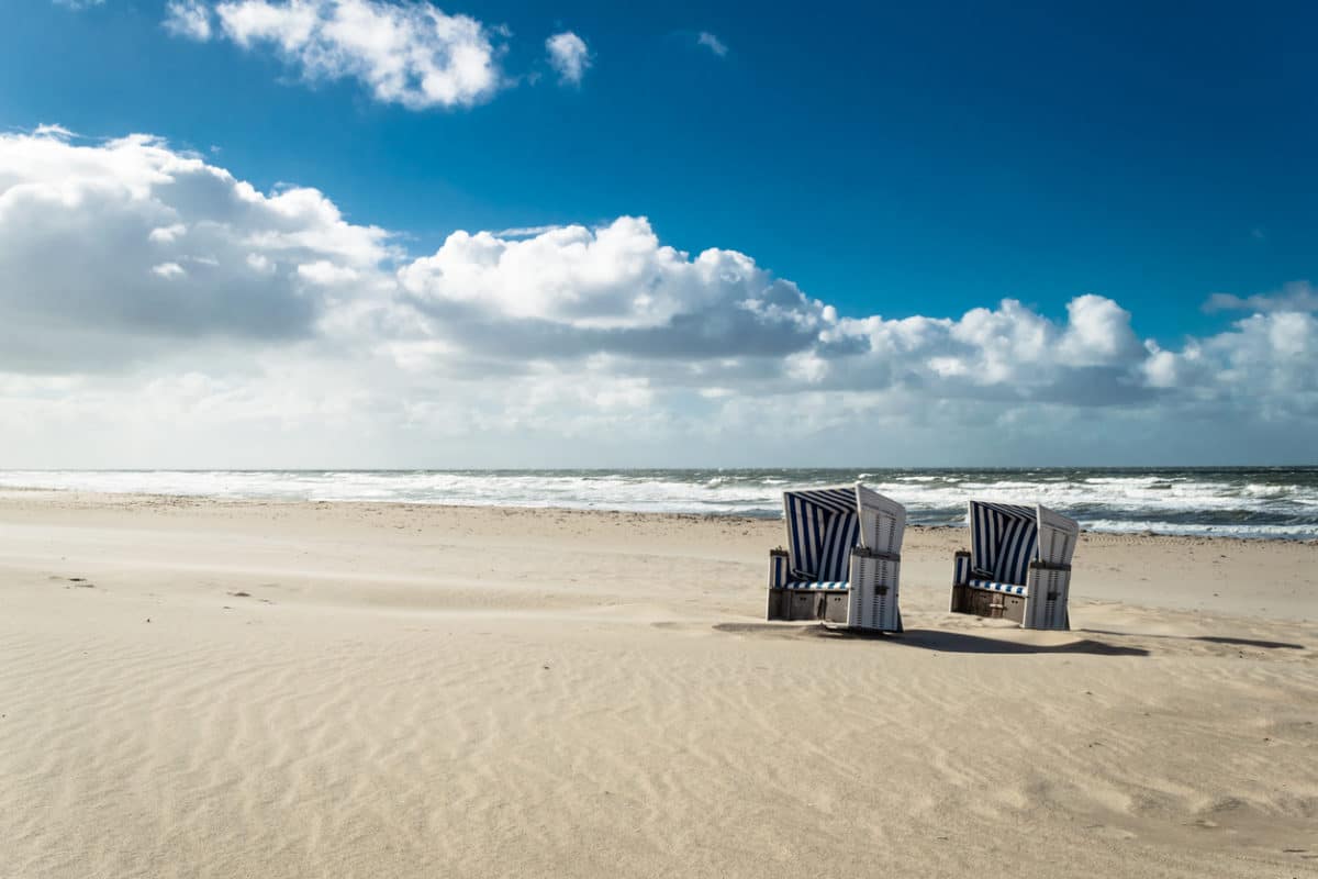 Strandkorb in einem Urlaubsort an der Nordsee