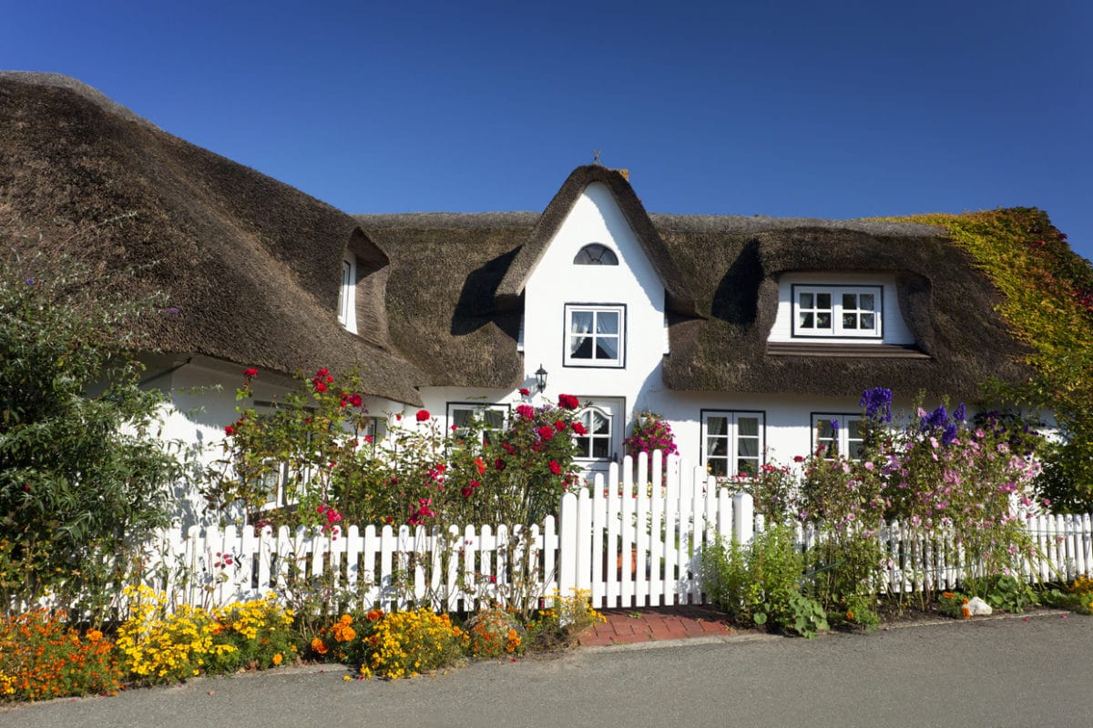 Der Traum vom eigenen Ferienhaus ist endlich erfüllt- jetzt ist ein ausreichende Versicherung der Ferienwohnung wichtig.