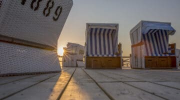 Strandkörbe in Sankt Peter Ording in der Abendsonne