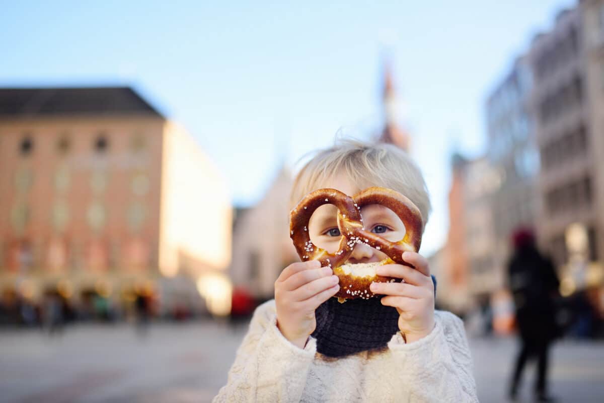 Junge isst Brezel auf dem Marienplatz