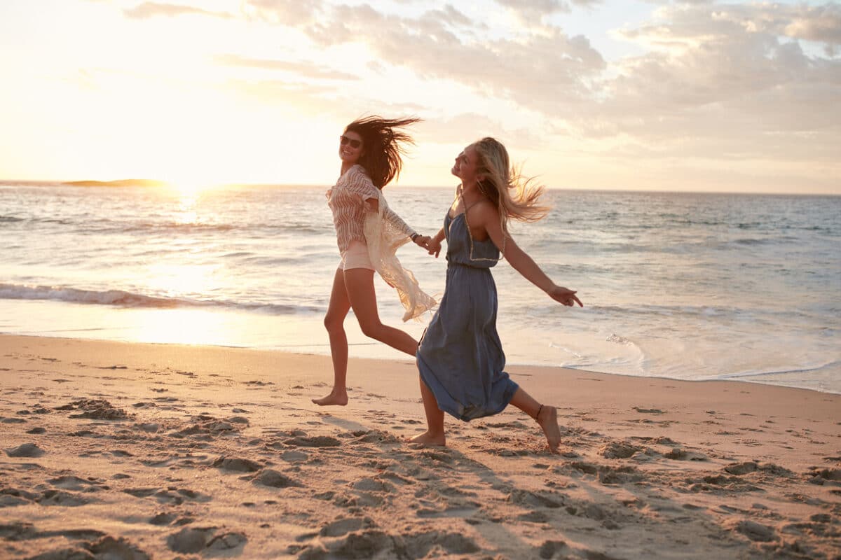 Fröhliche Frauen am Strand