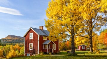 Cottage with garden with autumn colours in a mountain landscape
