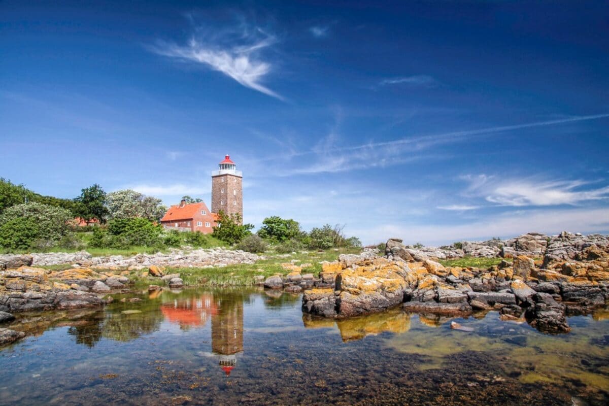 Leuchtturm von Svaneke im Sommer