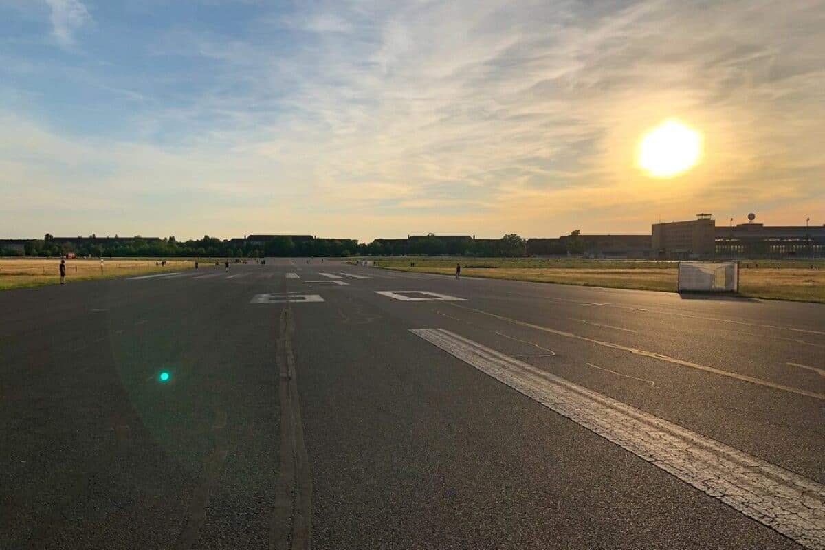 Sonnenuntergang am Tempelhofer Feld