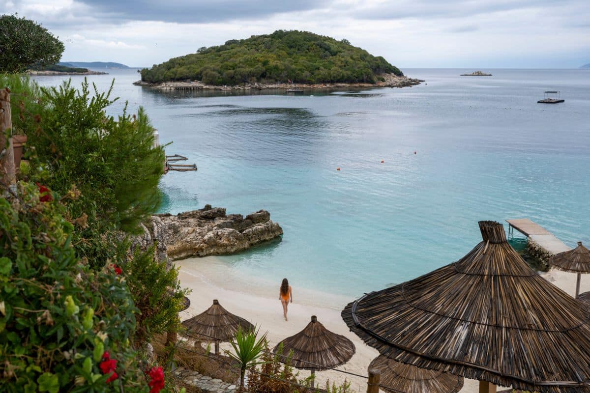Urlauberin am Ksamil Strand in Albanien