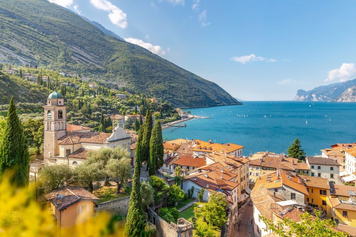 Beliebteste Urlaubsländer: Ein Blick auf den Gardasee in Italien