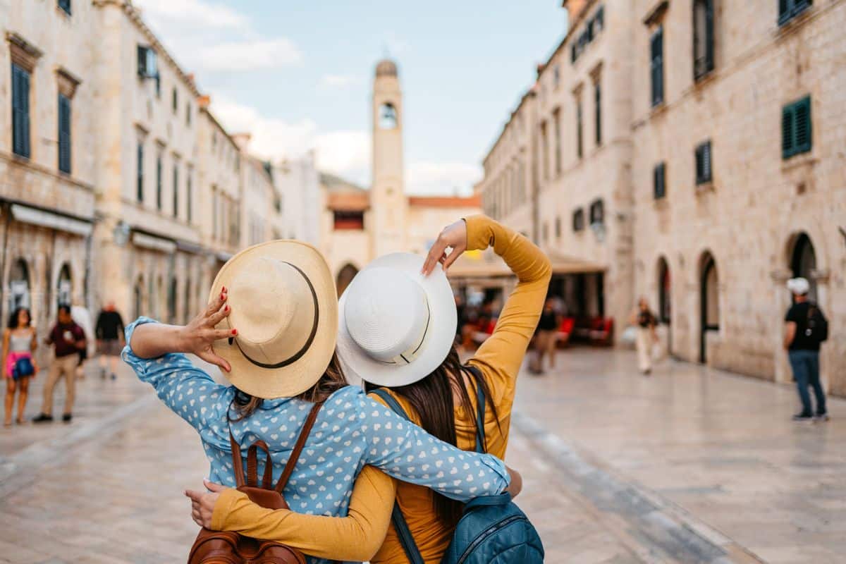 Beliebteste Urlaubsländer 2025: Zwei Freunde in Kroatien