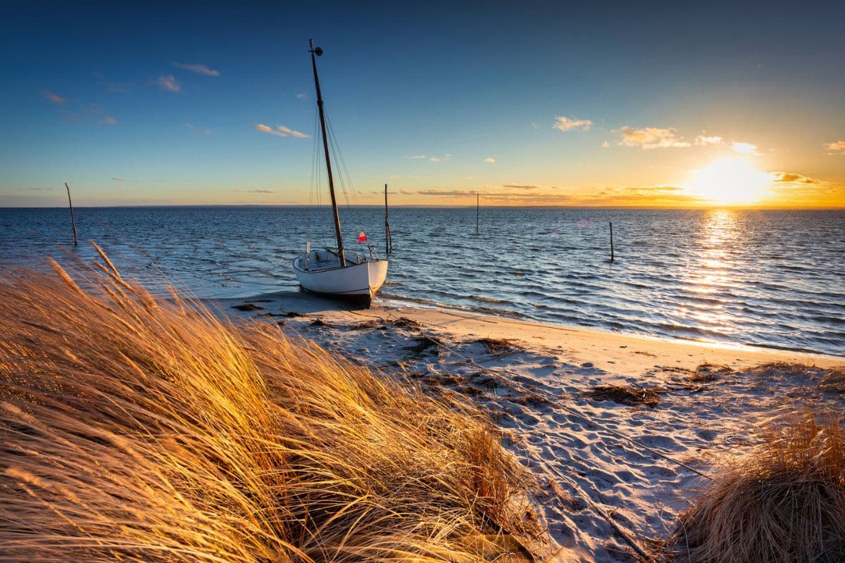 Boot am Strand der polnischen Ostsee bei Sonnenuntergang