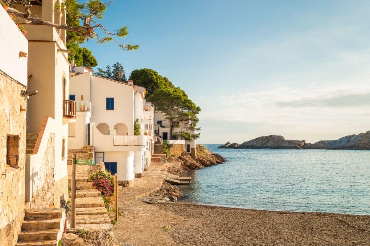 Beliebteste Urlaubsländer 2025: Blick auf das Fischerdorf von Sa Tuna in Costa Brava