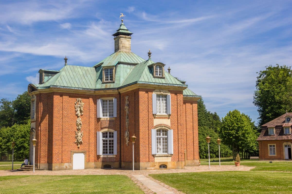 Das Schloss Clemenserth sollte zu deinen Ausflugszielen im Emsland gehörten