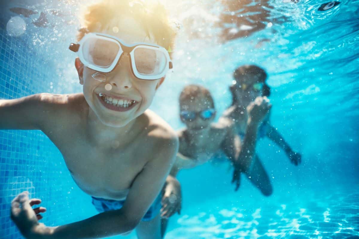 Kinder tauchen im Wasser