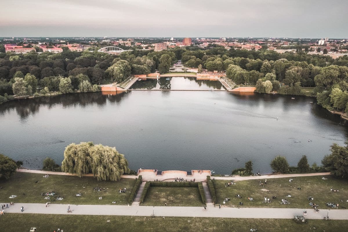 Eines der schönsten Freibäder: Naturbad Stadtparksee in Hamburg