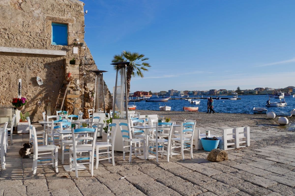 Zu den Sizilien Geheimtipps gehört ein Restaurantbesuch in Maramemi direkt am Meer