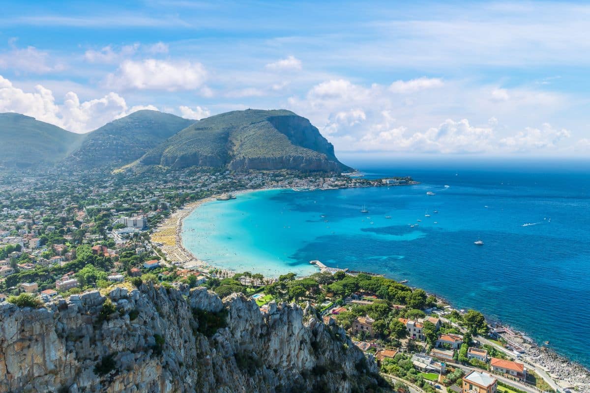 Blick auf den Golf von Mondello und den Monte Pellegrino auf Palermo