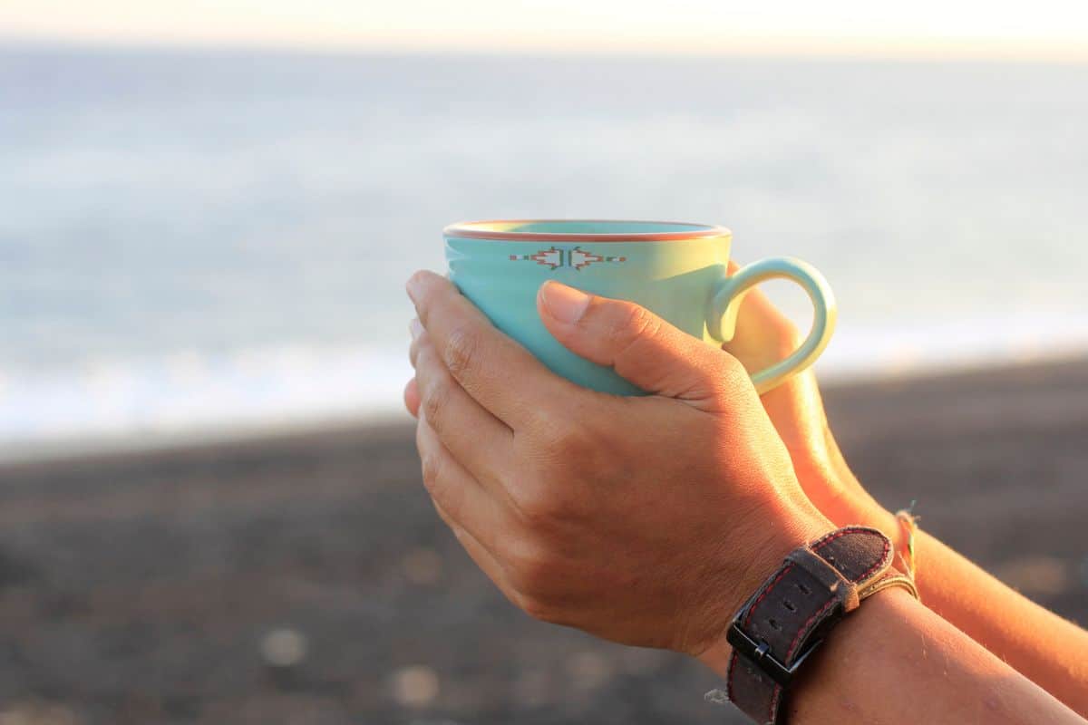 Bei Sonnenaufgang einen Kaffee am Strand trinken sollte auf deiner Sommer Bucket List stehen