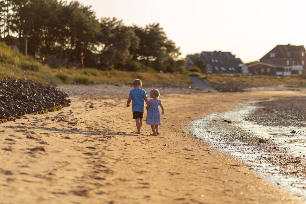 Auf Amrum mit Kindern, die am Strand spazieren