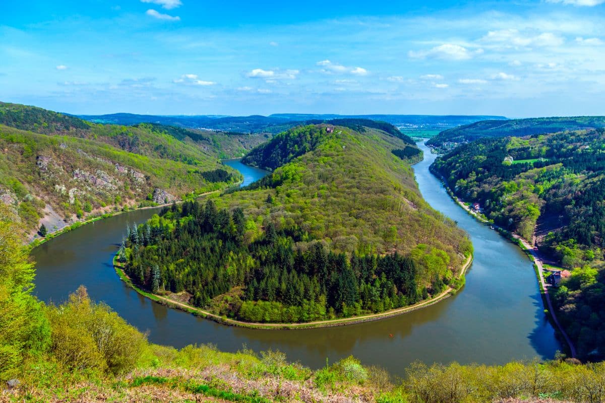 Der Blick über die Saarschleife vom Baumwipfelpfad aus.