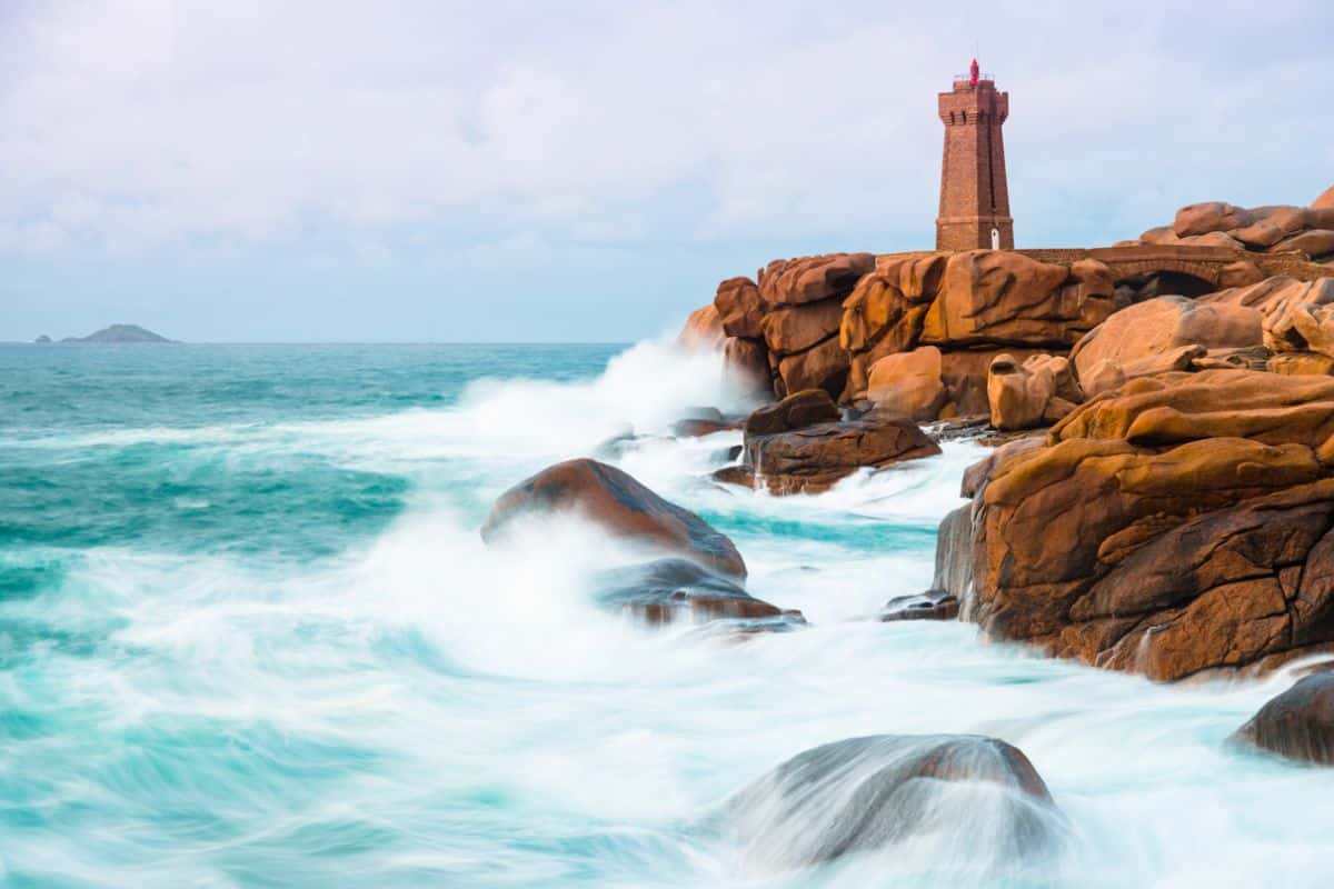 Der berühmte Leuchtturm Phare de Männer Ruz solltest du dir in der Bretagne mit Kindern ansehen