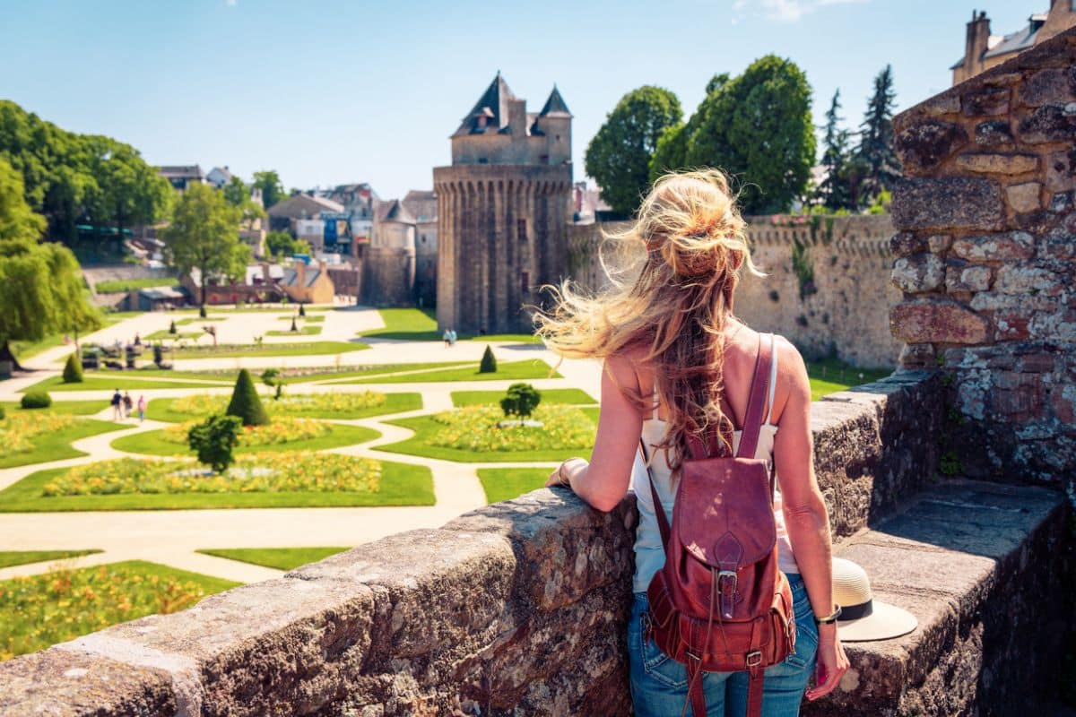Blick auf den Garten in der Stadt Vannes in der Bretagne mit Kindern
