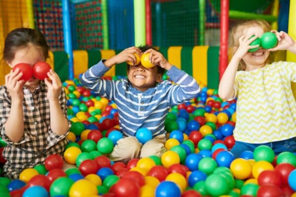 Kinder im Bälleparadies in einem der Indoorspielplätze in Deutschland.
