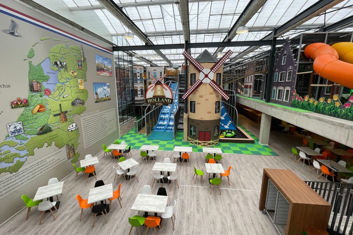 Blick in den Holland-Park, einen der Indoorspielplätze in Deutschland in Berlin