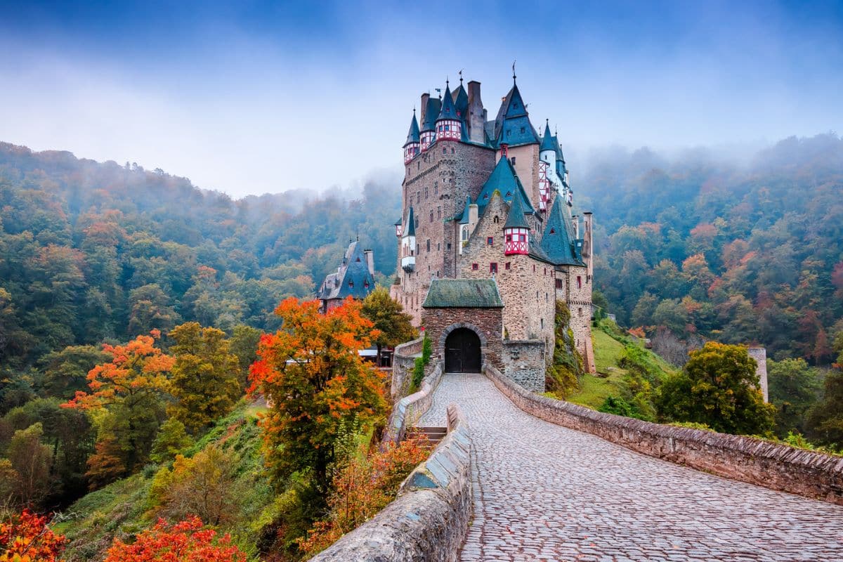 Burg Eltz ist eine der faszinierenden Sehenswürdigkeiten der Eifel