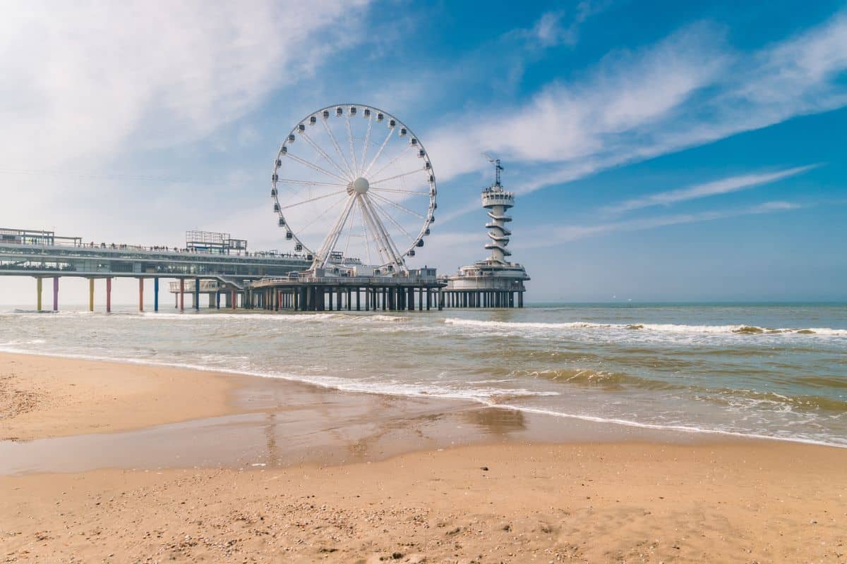 Strand von Schevening in den Niederlanden mit Riesenrad