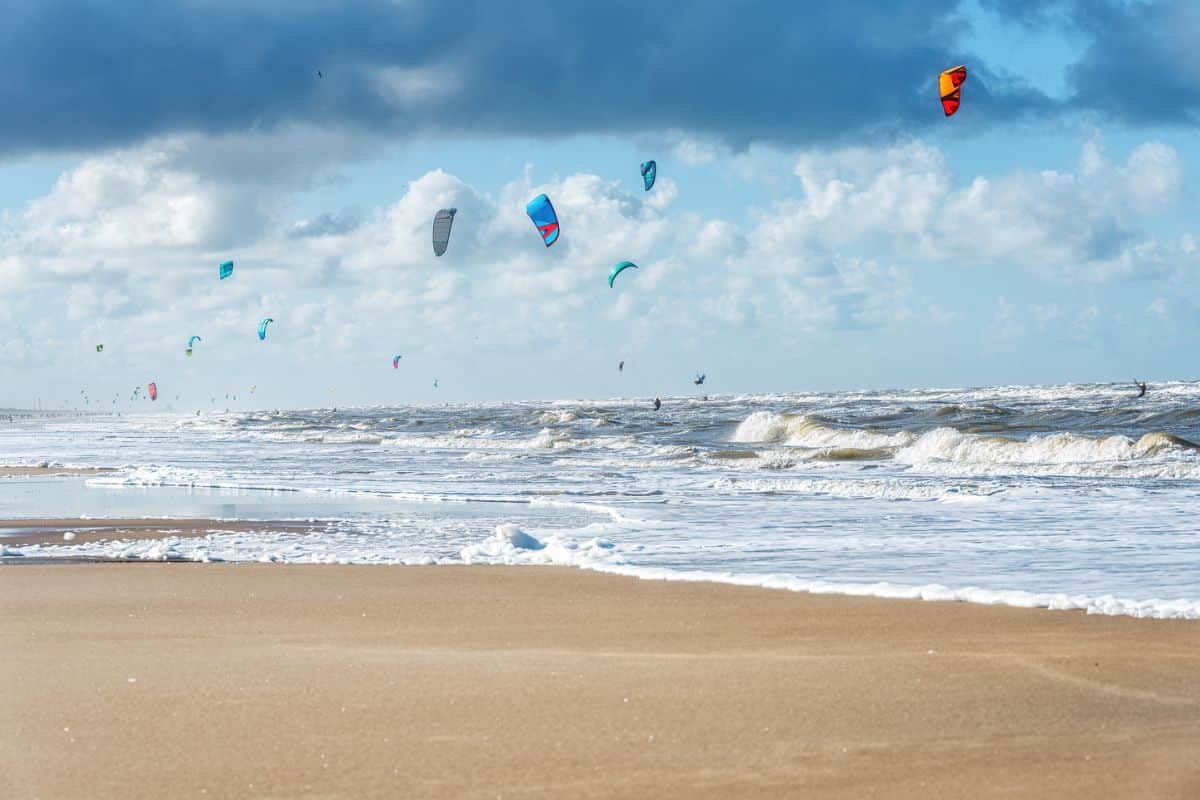 Strände der Niederlande trumpfen mit Zaandvort an Zee zum Kite-surfing