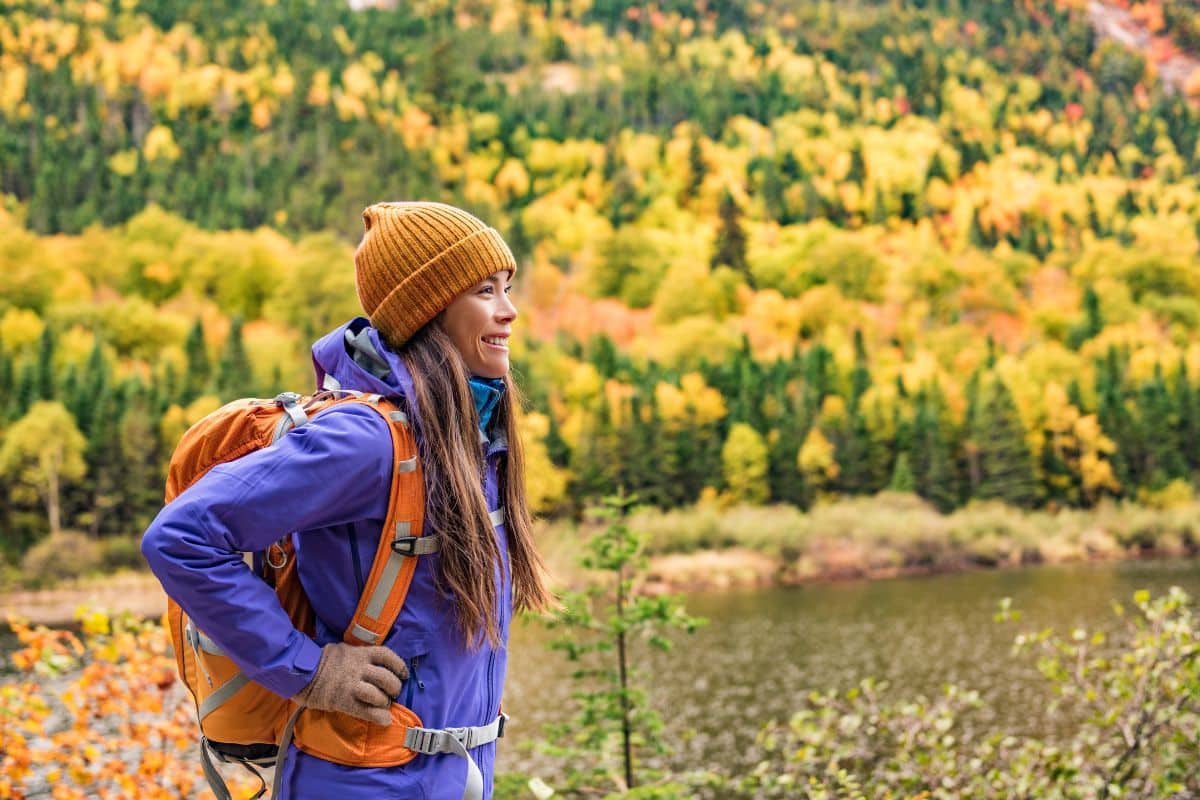 Glückliche Frau beim Wandern im Herbst