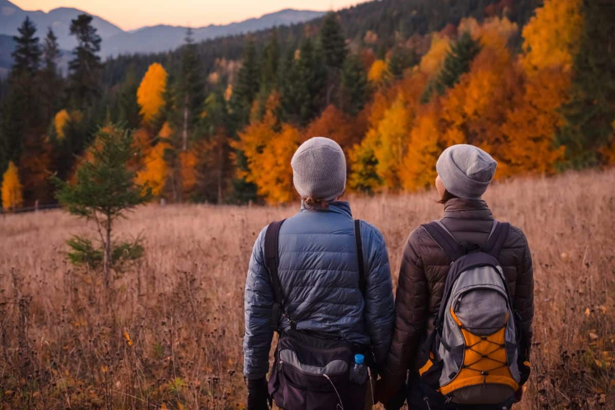 Ein Paar genießt das Wandern im Herbst