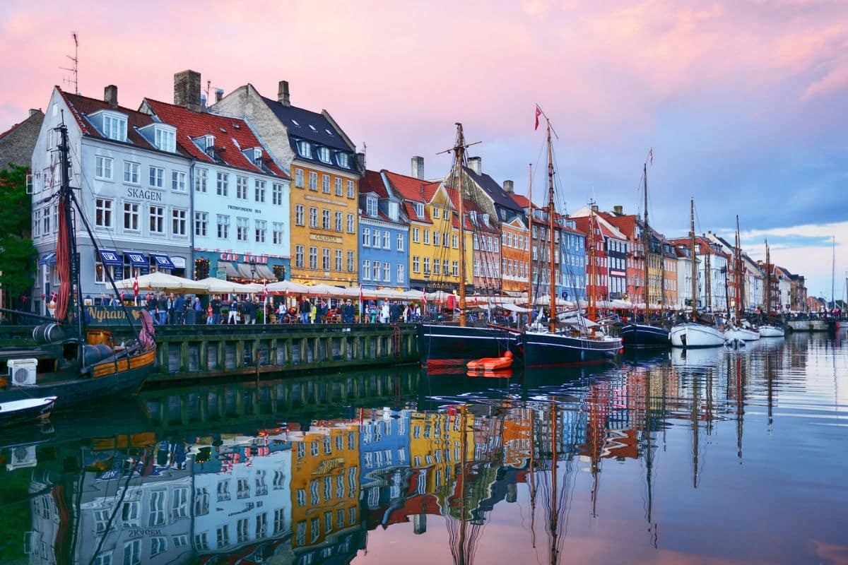 Bunte Häuser in Kopenhagen gehören zu den Dänemark Reisetipps