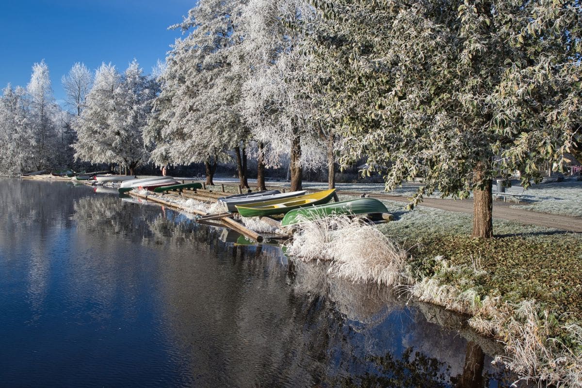 Ein See im Winter in Oulu, der Kulturhauptstadt 2026