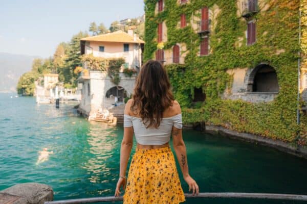 Frau blickt auf den Comer See