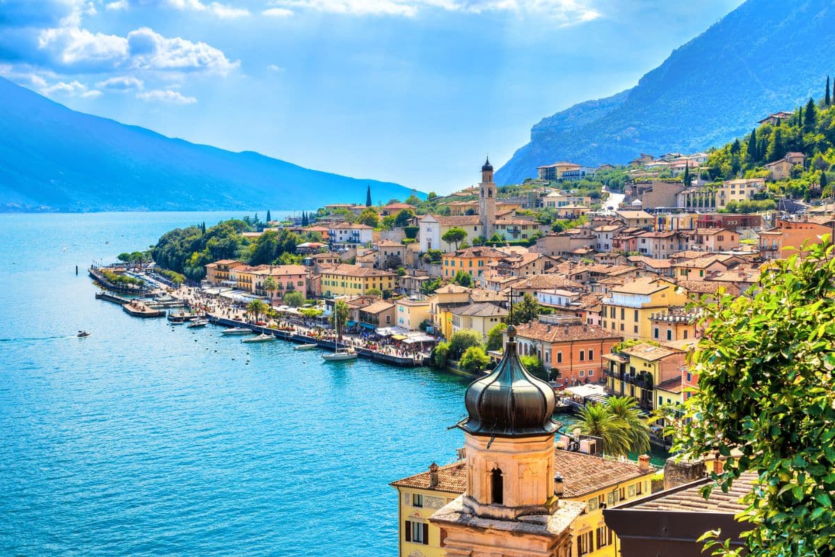 Blick auf das Dorf Limone Sul Garda am Gardasee